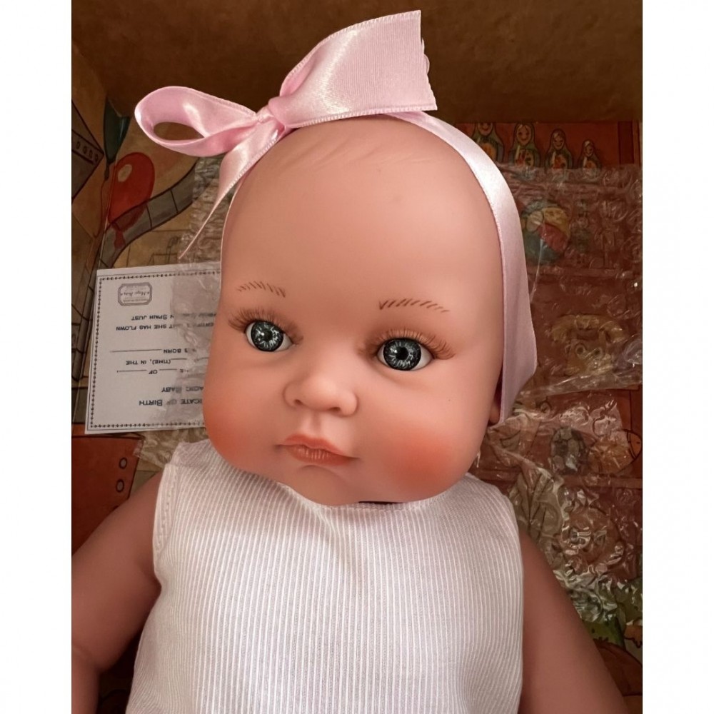 Magic baby Παιδική κούκλα μωρό "Alicia με λευκό φόρεμα και μεγάλο ροζ φιόγκο"-45εκ. (MB46720)