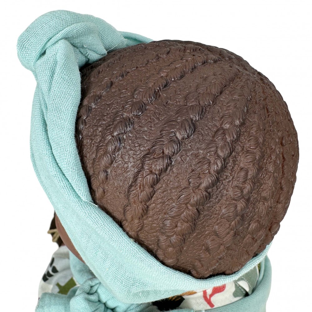 Nines D'Onil: Alika με πολύχρωμο φόρεμα και μωρό σε μάρσιπο - 40 εκ. (NDO-3770)